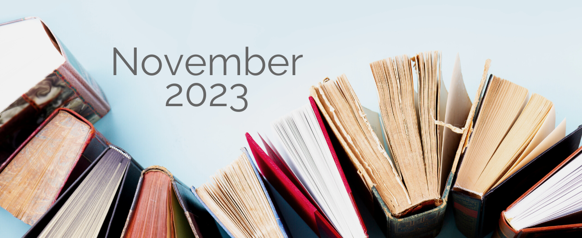 Bild, bei dem Bücher von oben fotografiert wurden und hintereinander aufgereiht sind. Darüber steht "November 2023".