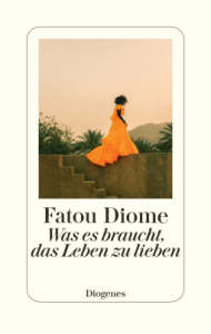 Cover von "Was es braucht, das Leben zu lieben" vom Diogenes Verlag. Ein Bild einer Frau in einem auffälligen orangenen Kleid in einer scheinbaren Wüstenregion befindet sich auf dem Cover und über dem Titel und Autorennamen.