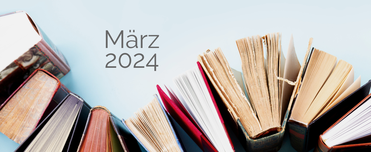 Bild, bei dem Bücher von oben fotografiert wurden und hintereinander aufgereiht sind. Darüber steht "März 2024".